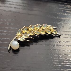 Elegant Gold Leaf Brooch with Pearl Accent